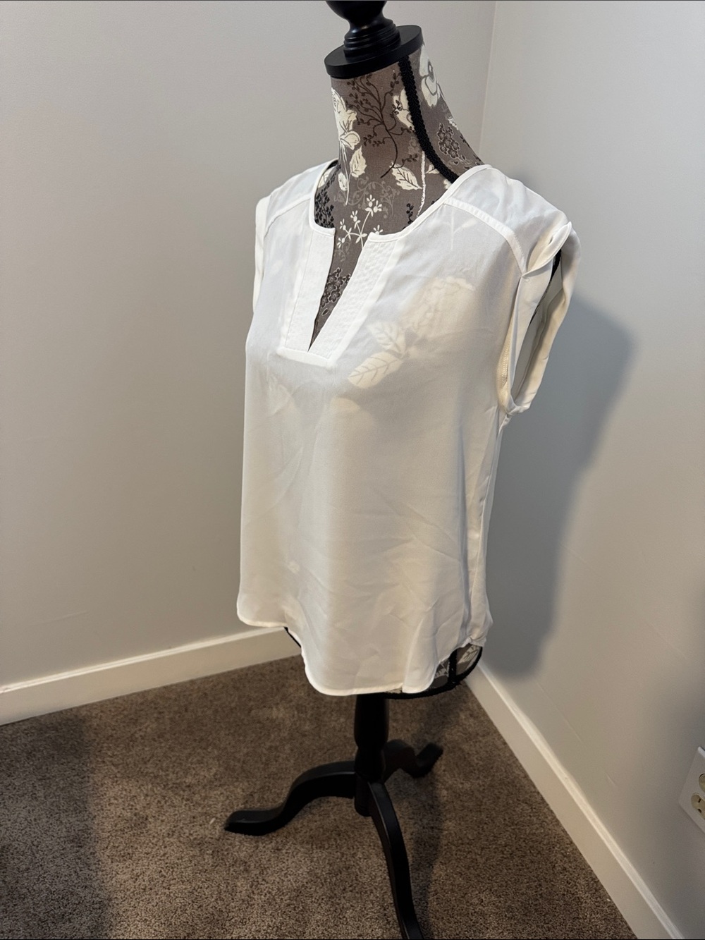 New York & Company White Sleeveless Split V-Neck Blouse